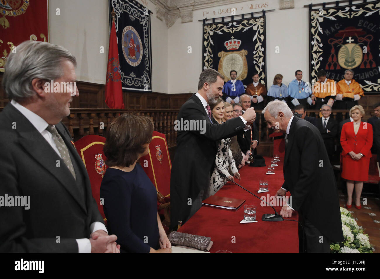 Universität von Alcalá De Henares, Spanien. 20. April 2017. Spanische König Felipe VI. und Königin Letizia Ortiz mit Witter Eduardo Mendoza während der Cervantespreis Preisverleihung an der Universität Alcala De Henares, Spanien, am Donnerstag, 20. April 2017.  Bildnachweis: Gtres Información Más lokalen auf line,S.L./Alamy Live News Bildnachweis: Gtres Información Más lokalen auf line,S.L./Alamy Live News Stockfoto