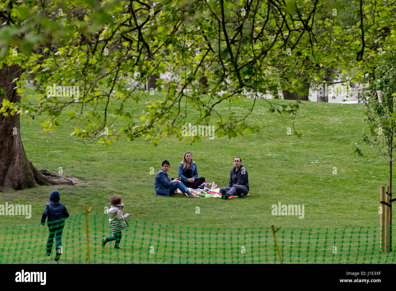 London, UK. 20. April 2017. Menschen in St James Park Credit chillen: Sebastian Remme/Alamy Live News Stockfoto