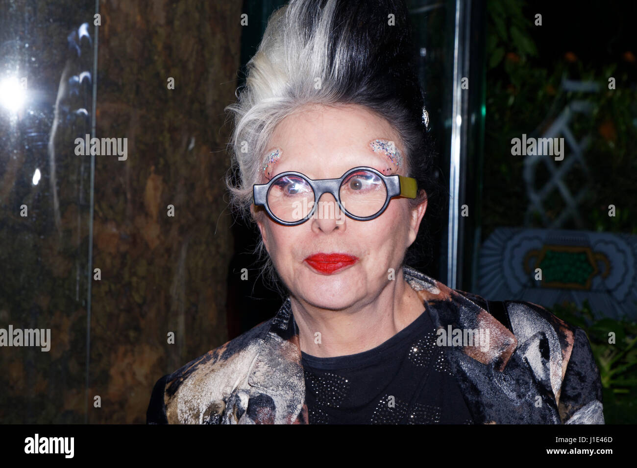 Paris, Frankreich. 19. April 2017. Mireille Suzanne Francette Porte (Orlan) besucht 10. "La Closerie Des Lilas" Literaturpreise 2017 bei La Closerie des Lilas. Bildnachweis: Bernard Menigault/Alamy Live-Nachrichten Stockfoto