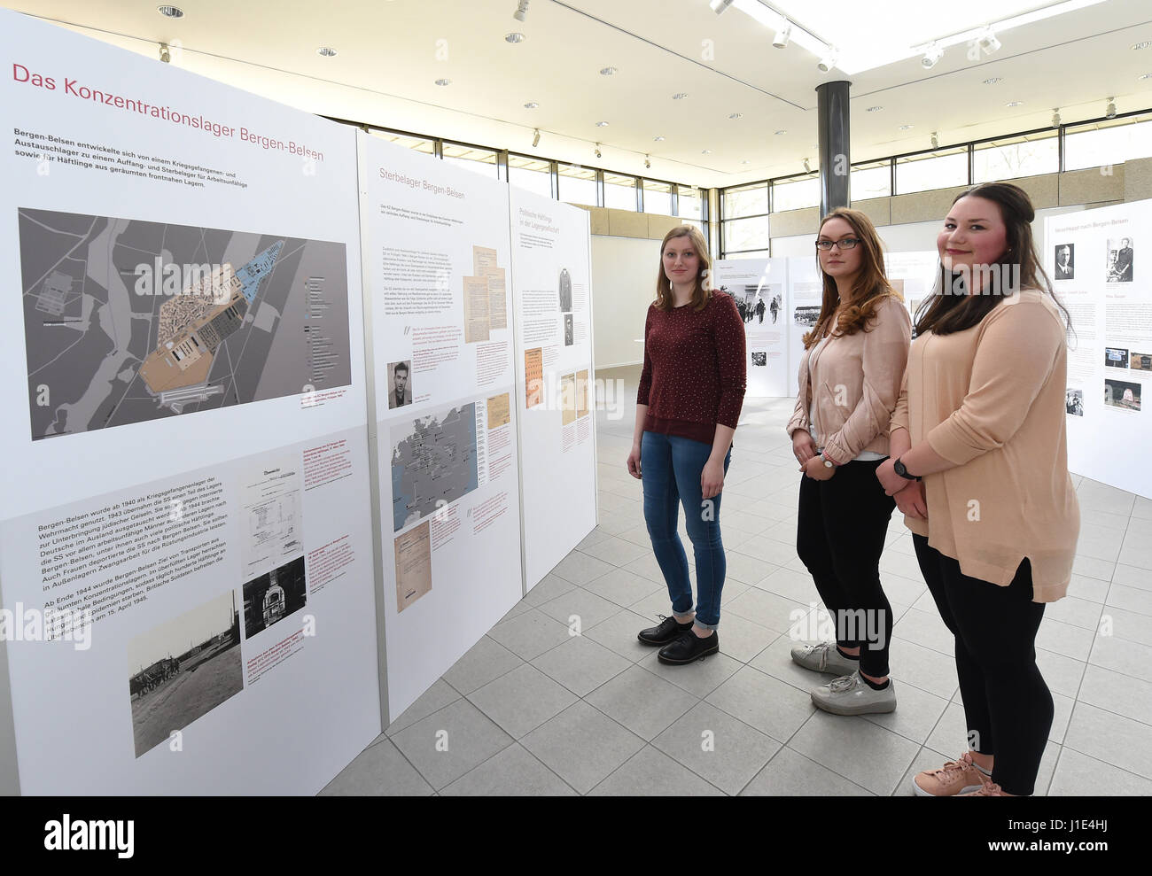 Geschichtsstudenten Sabrina Reimann (von links nach rechts), Linnea Fenja Peters und Talia Hoch stehen im Forum von der Gedenkstätte Bergen-Belsen während der Ausstellung "rotes Quadrat. Politische Häftlinge in das KZ Bergen-Belsen "in Deutschland, 20. April 2017. Das Schicksal der politischen Gefangenen liegt der Schwerpunkt dieser neuen Ausstellung kuratiert von drei Studenten. Die Ausstellung ist eröffnet dies kommenden Sonntag (23. April 2017) mit der Teilnahme von mehreren KZ Buchenwald zum Gedenken an die 72. Jubiläum der Befreiung des Lagers. Foto: Holger Hollemann/dpa Stockfoto