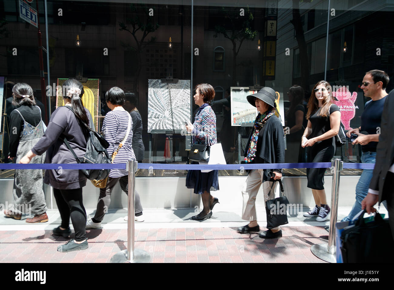 Ginza sechs öffnet seine Türen für die Öffentlichkeit am 20. April 2017, Tokio, Japan. Auf dem Land früher besetzt durch Matsuzakaya Kaufhaus errichtet ist Ginza sechs der größten kommerziellen Komplex in Ginza, eines der luxuriösesten Einkaufsviertel in Tokio. Das Gebäude hat 13 Stockwerke über dem Boden und 6 unterirdische und 241 Geschäfte, darunter auch Flagship-Stores für high-End-Marken wie Celine, Dior und Fendi, FuГџboden Essen, Restaurants und Büroräume beherbergt. Bildnachweis: Rodrigo Reyes Marin/AFLO/Alamy Live-Nachrichten Stockfoto