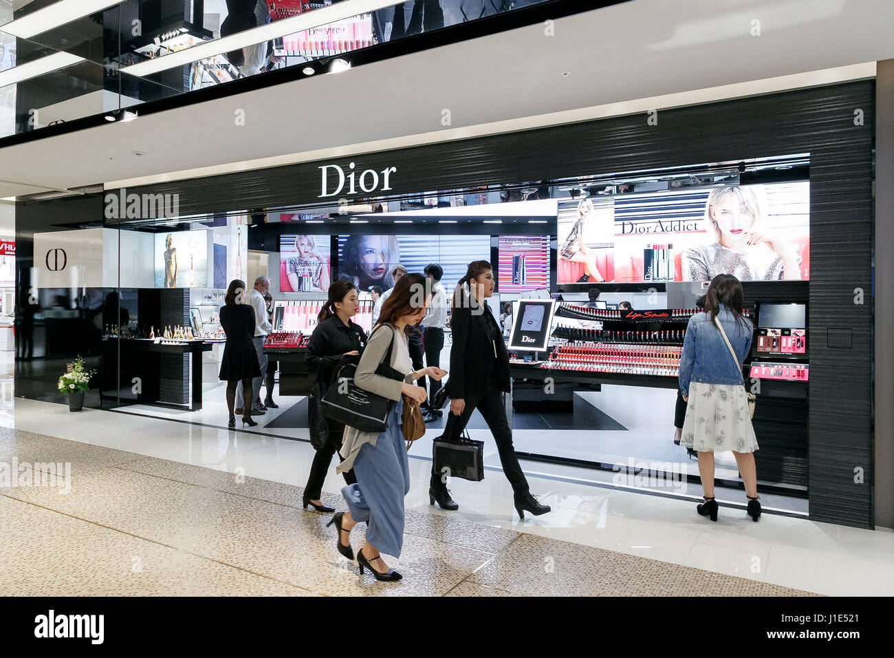 Ginza sechs öffnet seine Türen für die Öffentlichkeit am 20. April 2017, Tokio, Japan. Auf dem Land früher besetzt durch Matsuzakaya Kaufhaus errichtet ist Ginza sechs der größten kommerziellen Komplex in Ginza, eines der luxuriösesten Einkaufsviertel in Tokio. Das Gebäude hat 13 Stockwerke über dem Boden und 6 unterirdische und 241 Geschäfte, darunter auch Flagship-Stores für high-End-Marken wie Celine, Dior und Fendi, FuГџboden Essen, Restaurants und Büroräume beherbergt. Bildnachweis: Rodrigo Reyes Marin/AFLO/Alamy Live-Nachrichten Stockfoto