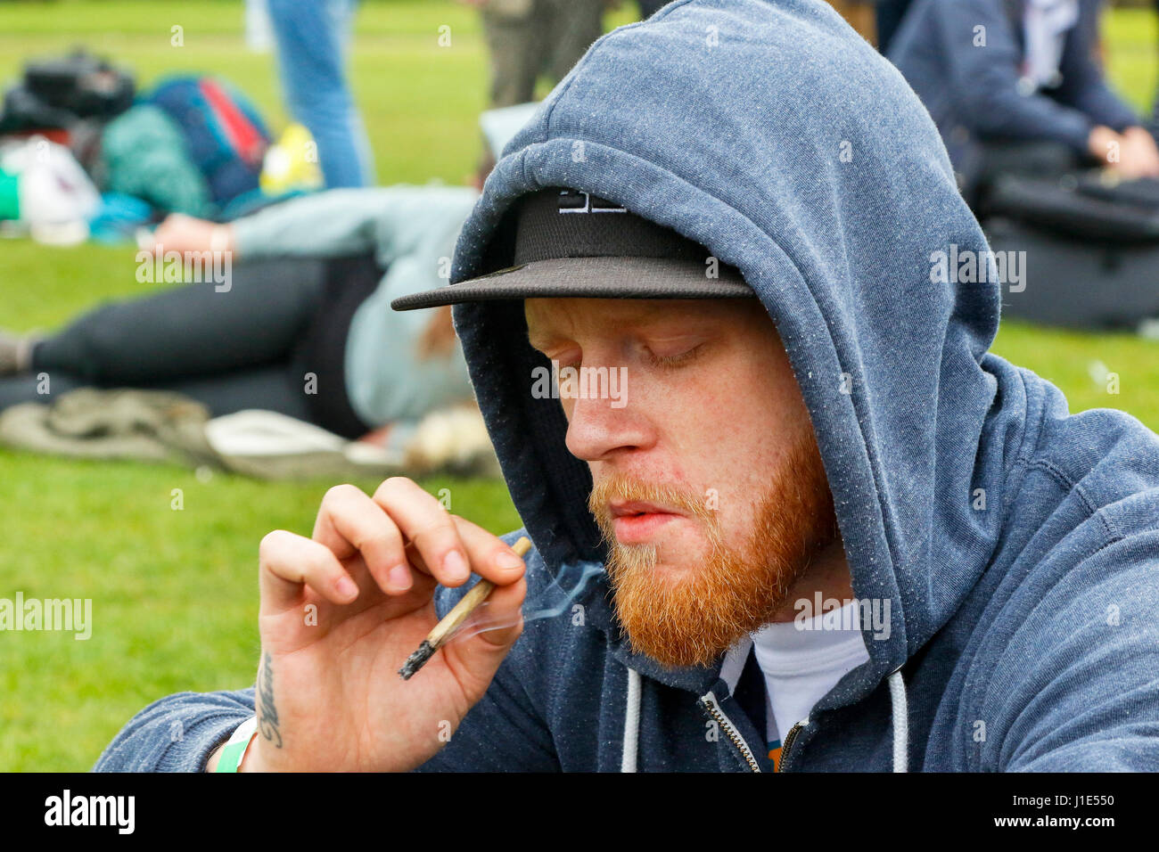 Glasgow, Schottland. 20. April 2017. Auf die sechste jährliche Cannabis Zusammenkunft organisiert von "Glasgow Cannabis Social Club", wandte sich mehrere hundert Anhänger bei Glasgow Green, im Zentrum Stadt, zur Teilnahme an der Veranstaltung organisierte zusammen mit 420 Hempstock (benannt, weil alle Cannabis-Konsumenten und Unterstützer bei 16:20 an diesem Tag Leuchten sollte). Sowie dieses Ereignis in Glasgow hatte ähnliche für London, Durham, Leeds und Derry mit geplanten Musik-Festivals, live-Bands und Redner organisiert. Bildnachweis: Findlay/Alamy Live-Nachrichten Stockfoto