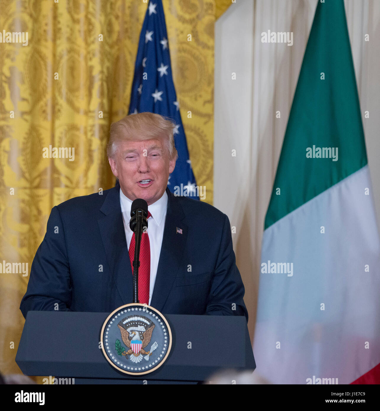 Washington DC, 20. April 2017, USA: Präsident Donald J Trump und italienischen Ministerpräsidenten Paolo Gentiloni halten eine gemeinsame Pressekonferenz im East Room des weißen Hauses. Foto von Patsy Lynch/MediaPunch Stockfoto