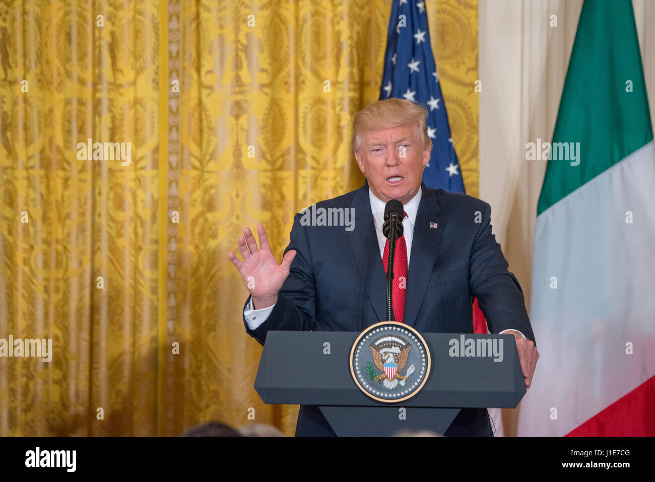 Washington DC, 20. April 2017, USA: Präsident Donald J Trump und italienischen Ministerpräsidenten Paolo Gentiloni halten eine gemeinsame Pressekonferenz im East Room des weißen Hauses. Foto von Patsy Lynch/MediaPunch Stockfoto