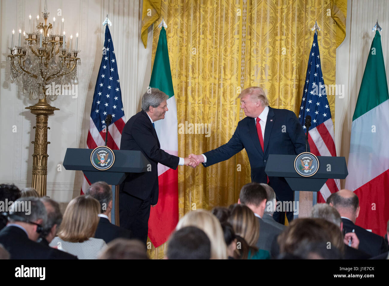 Washington DC, 20. April 2017, USA: Präsident Donald J Trump und italienischen Ministerpräsidenten Paolo Gentiloni halten eine gemeinsame Pressekonferenz im East Room des weißen Hauses. Foto von Patsy Lynch/MediaPunch Stockfoto