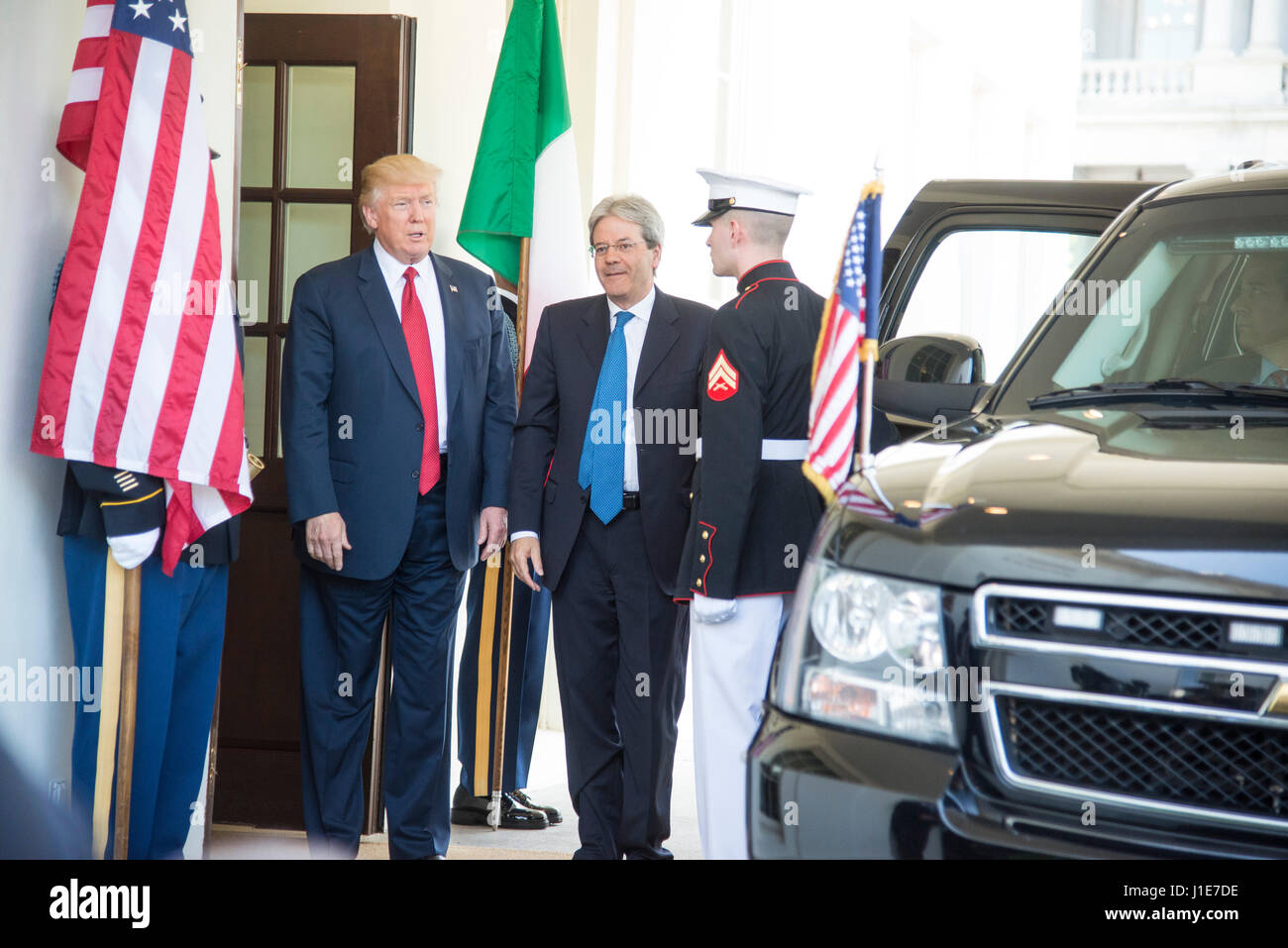 Washington DC, 20. April 2017, USA: Präsident Donald J Trump begrüßt den italienischen Ministerpräsidenten Paolo Gentiloni ins Weiße Haus. Foto von Patsy Lynch/MediaPunch Stockfoto