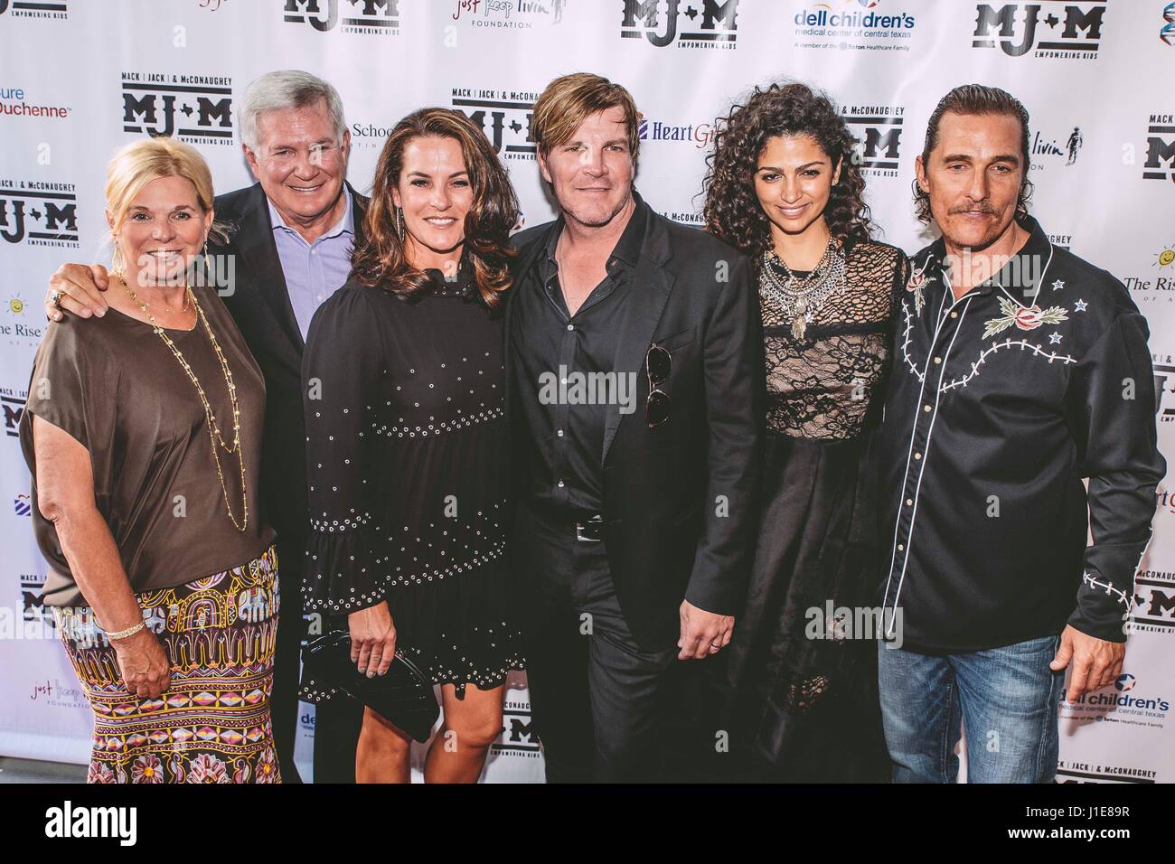 Austin, USA. 20. April 2017. Sally Brown, Mack Brown, Amy Ingram, Jack Ingram, Camila Alves und Matthew McConaughey erreichen die 2017 Mack, Jack & McConaughey am 20. April 2017 in Austin, Texas. Bildnachweis: Das Foto Zugang/Alamy Live-Nachrichten Stockfoto