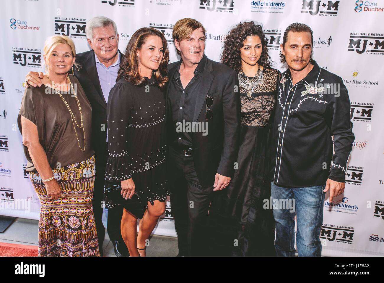 Austin, USA. 20. April 2017. Sally Brown, Mack Brown, Amy Ingram, Jack Ingram, Camila Alves und Matthew McConaughey erreichen die 2017 Mack, Jack & McConaughey am 20. April 2017 in Austin, Texas. Bildnachweis: Das Foto Zugang/Alamy Live-Nachrichten Stockfoto
