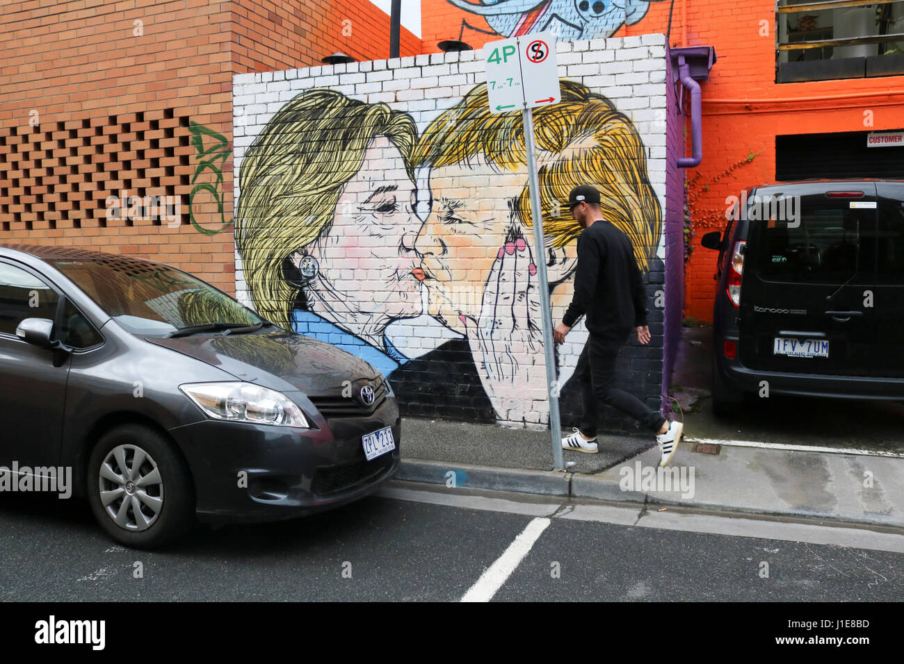 Melbourne Australien. 21. April 2017. Ein Wandbild in Melbourne zeigt Donald Trump küssen seines Präsidenten Rivalen Hilary Clinton zum Zeitpunkt des 2016 uns Präsidentschaftswahl Credit: Amer Ghazzal/Alamy Live-Nachrichten Stockfoto