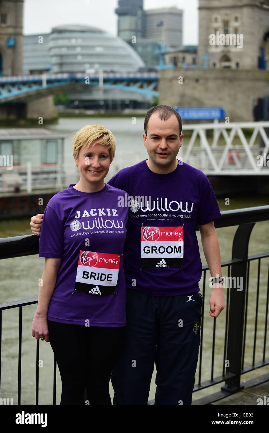 Tower Hotel, London UK. 21. April 2017. Spezielle Läufer Fototermin vor Tower Hotel. Foto: Braut zu Jackie Scully und Bräutigam Duncan Sloan, am Marathon-Tag in der Cutty Sark verheiratet zu sein. Bildnachweis: Malcolm Park/Alamy Live-Nachrichten. Stockfoto