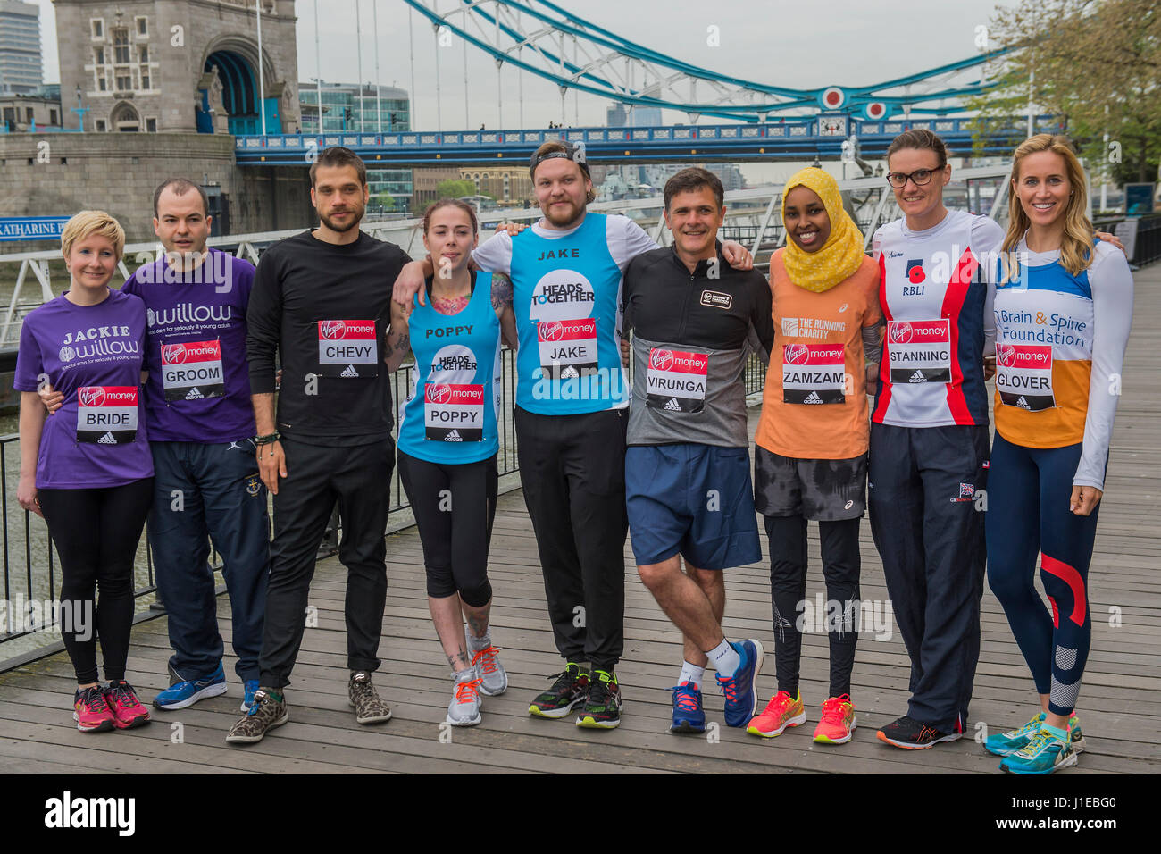 London, UK. 21. April 2017. Braut und Bräutigam Jackie Scully und Duncan Sloan, Chevy, Mohn, Jake, Emmanuel de Merode läuft für Virunga, ZamZam, Heather Stanning und Helen Glover - spezielle Läufer mit einer #ReasonToRun in der 2017 Geld Virgin London Marathon Kredit: Guy Bell/Alamy Live News Bildnachweis: Guy Bell/Alamy Live News Stockfoto