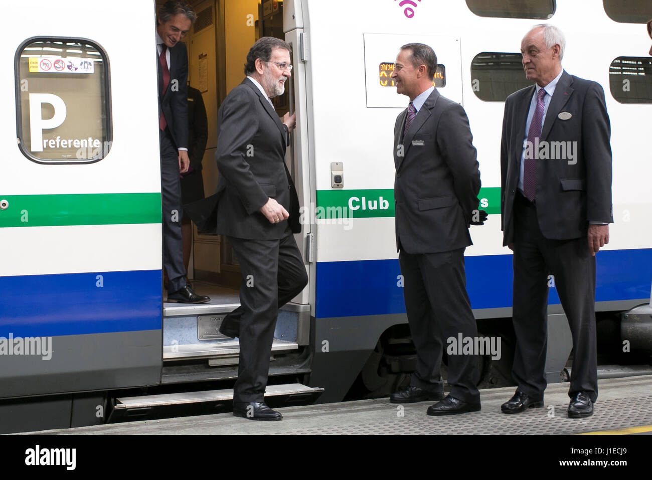 Madrid, Spanien. 21. April 2017. Spaniens Ministerpräsident Mariano Rajoy während der 25. Jahrestag des AVE (Spanisch-High-Speed) trainieren "Miguel de Cervantes' am Bahnhof Santa Justa in Sevilla, am Freitag 21, April 2017. Bildnachweis: Gtres Información Más lokalen on-line S.L./Alamy Live News Stockfoto