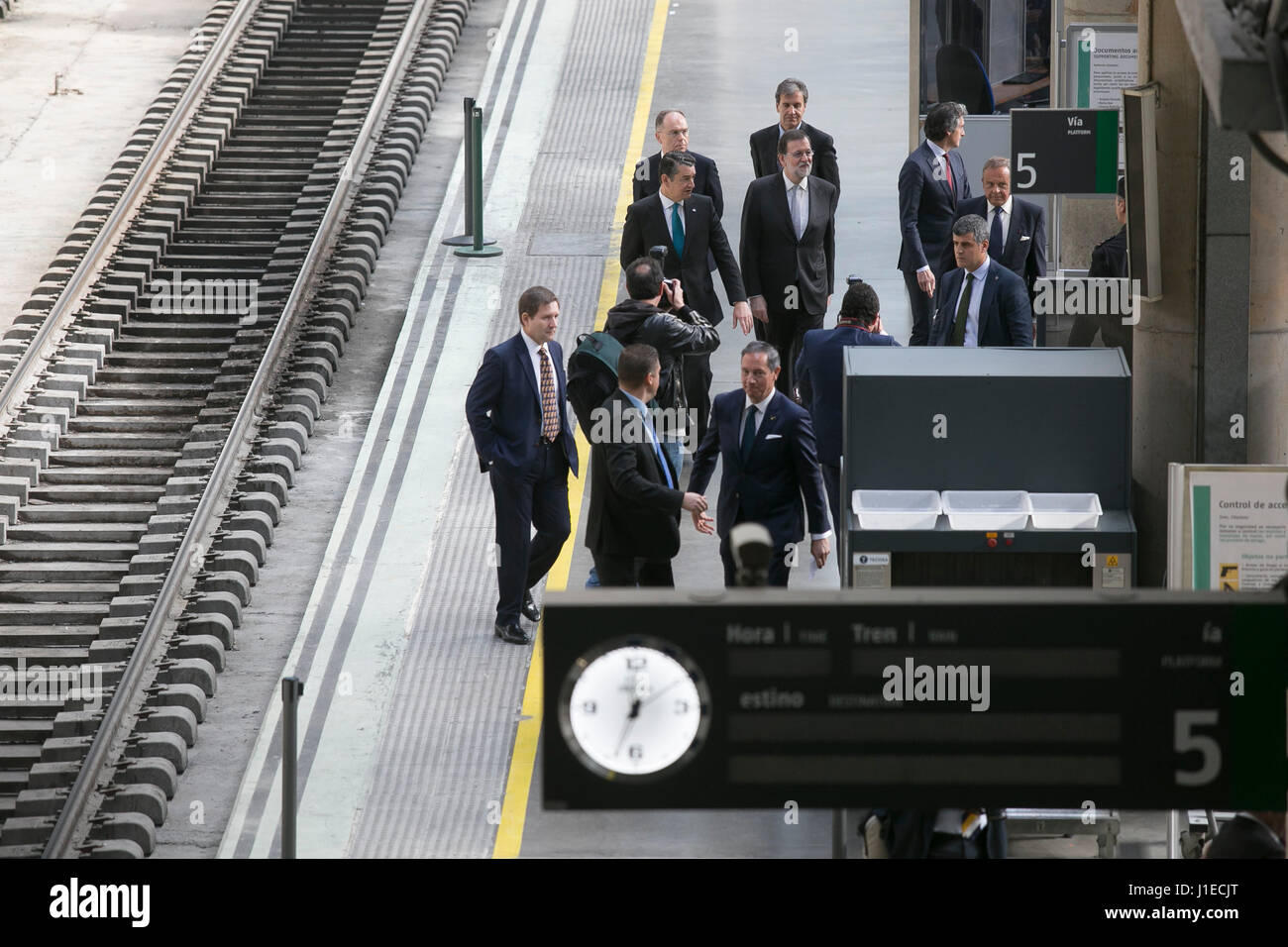 Madrid, Spanien. 21. April 2017. Spaniens Ministerpräsident Mariano Rajoy während der 25. Jahrestag des AVE (Spanisch-High-Speed) trainieren "Miguel de Cervantes' am Bahnhof Santa Justa in Sevilla, am Freitag 21, April 2017. Bildnachweis: Gtres Información Más lokalen on-line S.L./Alamy Live News Stockfoto