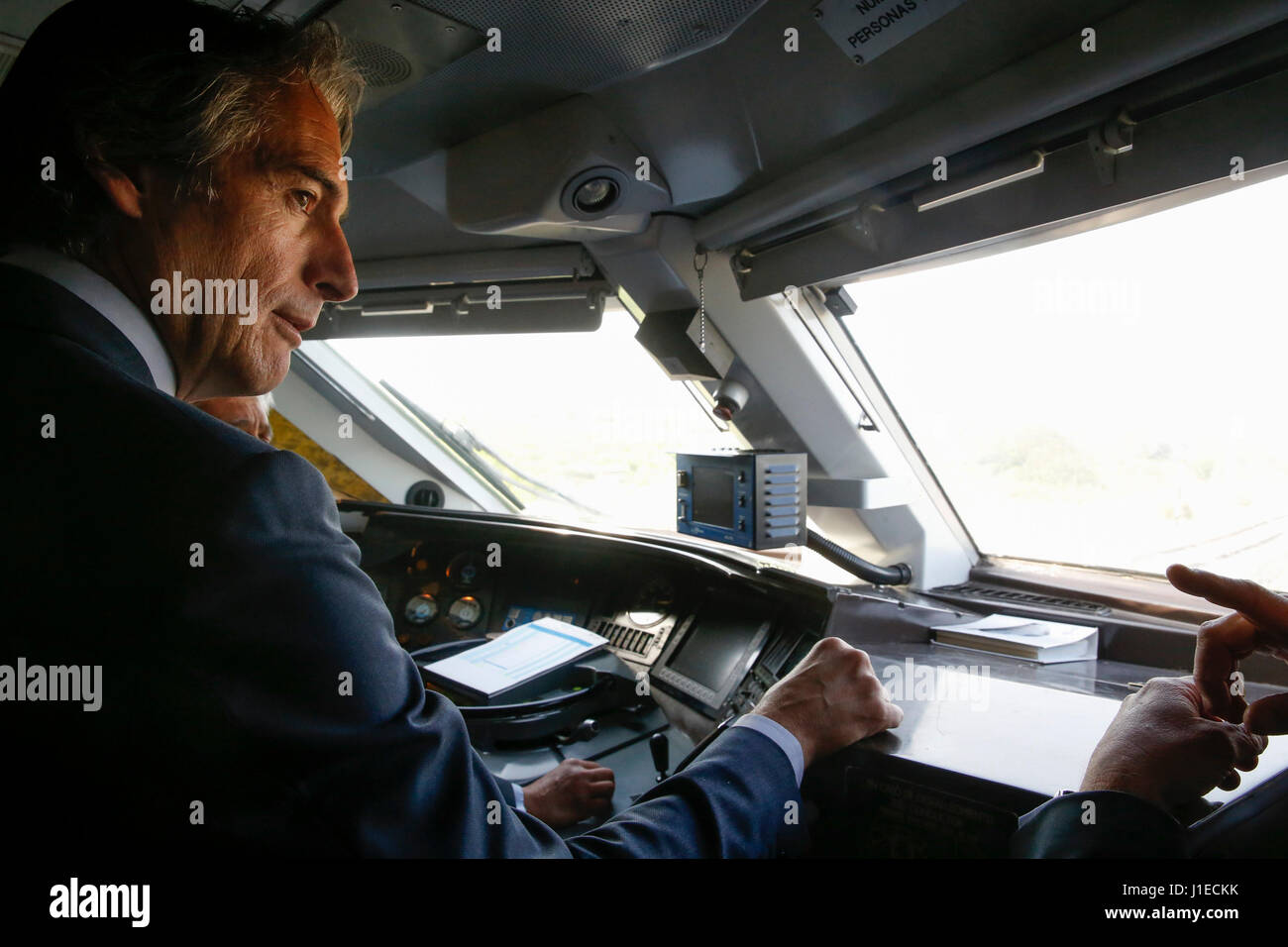 Madrid, Spanien. 21. April 2017. Entwicklungsministerin Inigo De La Serna besucht treibende Wagen während der 25. Jahrestag des AVE (Spanisch-High-Speed) Zug "Miguel de Cervantes" in Madrid, am Freitag 21, April 2017. Bildnachweis: Gtres Información Más lokalen on-line S.L./Alamy Live News Stockfoto