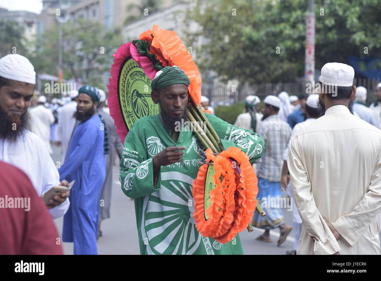 Dhaka, Bangladesch. 21. April 2017. DHAKA, Bangladesch - 21. April 2017: Anhänger von Bangladesch Islami Sashontantra Andolon beteiligen sich an dem Freitagsgebet bevor der Protest Rallye anspruchsvollen entfernen die Justitia-Statue aus Bangladesch Supreme Court Komplex in Dhaka, Bangladesch. Nach Bangladesch Islami Sashontantra Andolon Aussage sieht die Statue wie griechische Göttin Themis und die anti-islamischen ist. Landwirtschaft-Bangladesch. Bildnachweis: SK Hasan Ali/Alamy Live-Nachrichten Stockfoto