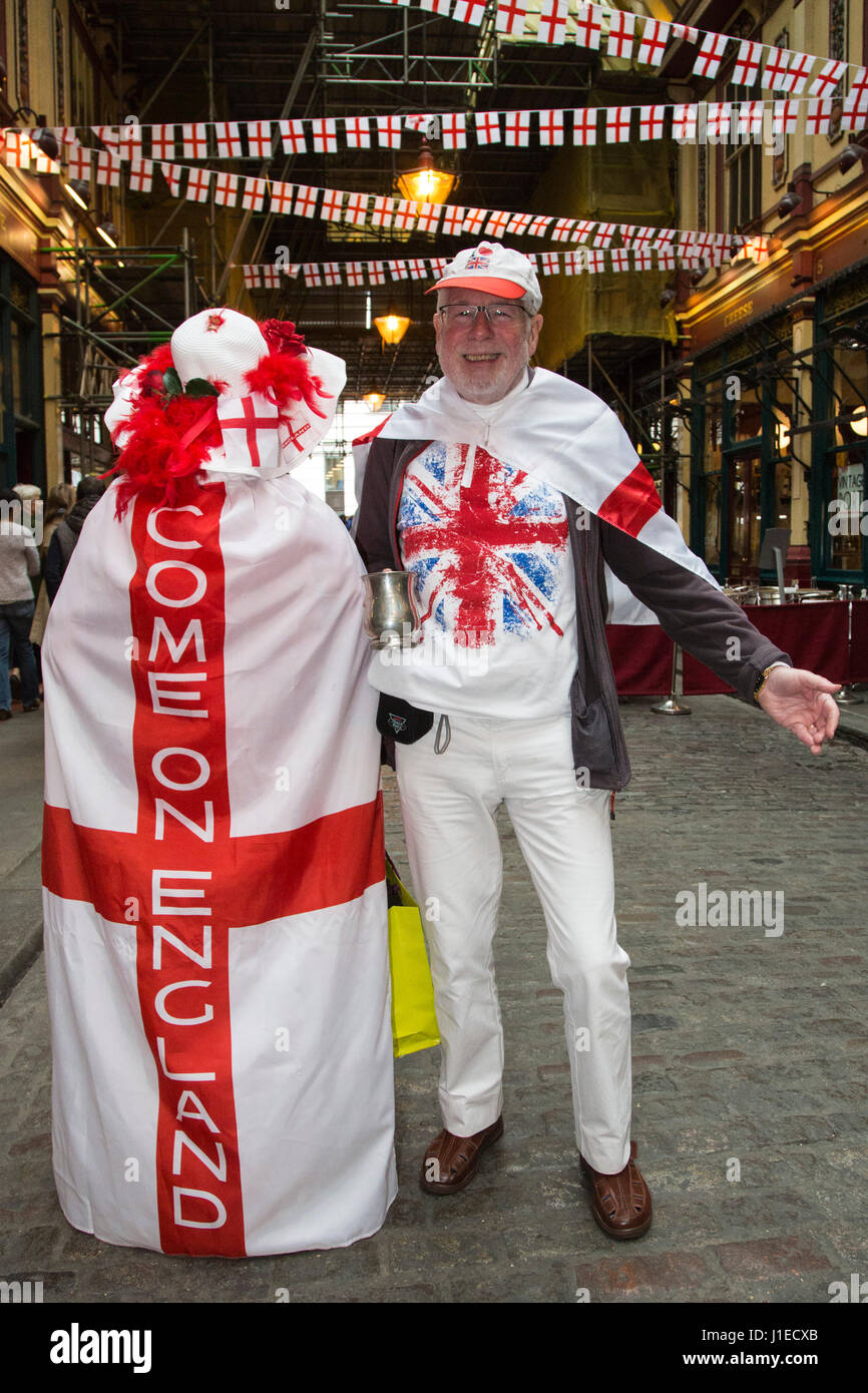 London, UK. 21. April 2017. Eine Frau trägt ein St George Flagge mit dem Arbeiten auf England kommen. Die Ewell Morris Männer tanzen am Leadenhall Market in der City of London, Str. Georges Tag zu feiern. Bildnachweis: Bettina Strenske/Alamy Live-Nachrichten Stockfoto