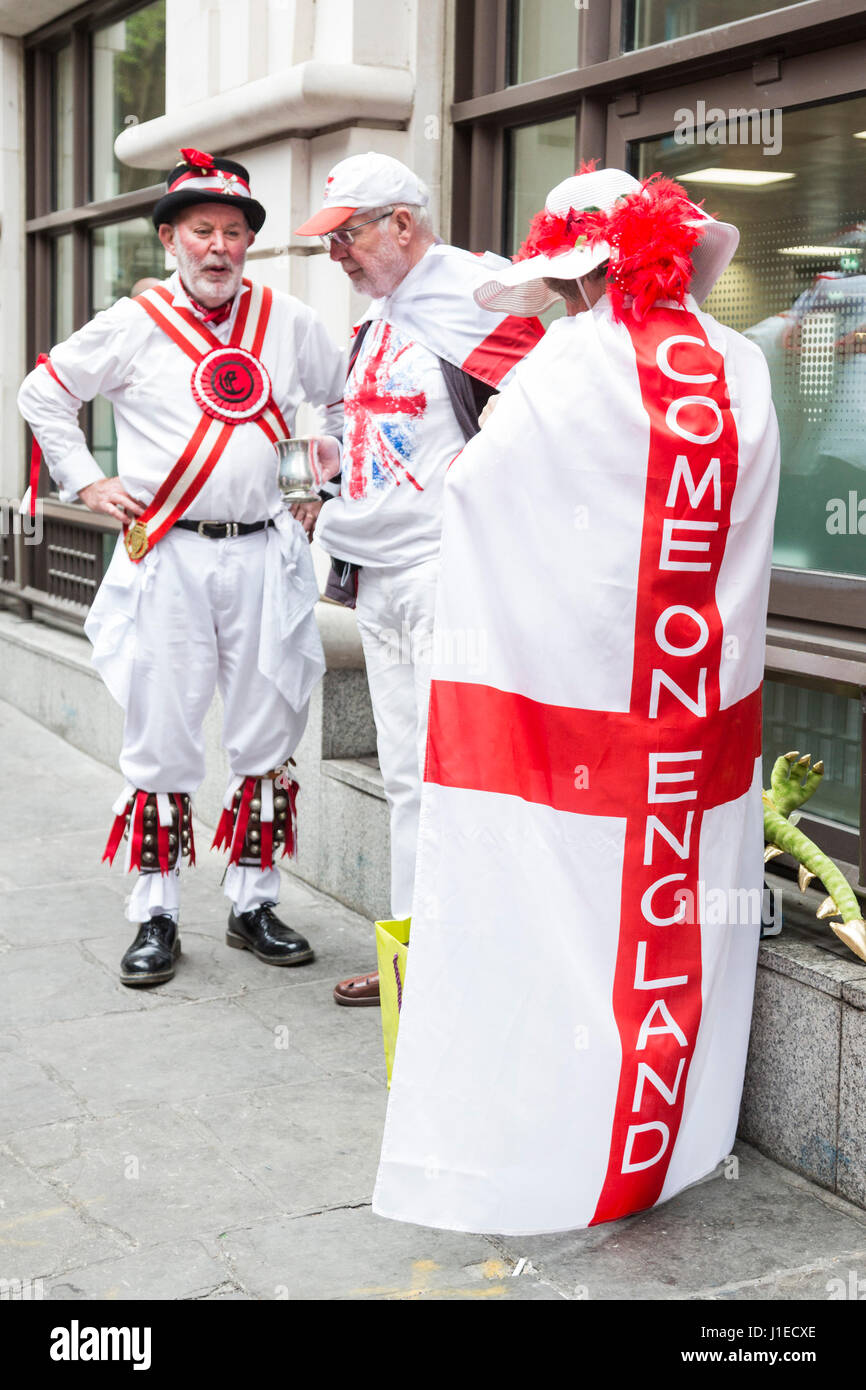 London, UK. 21. April 2017. Eine Frau trägt ein St George Flagge mit dem Arbeiten auf England kommen. Die Ewell Morris Männer tanzen in der City of London, Str. Georges Tag zu feiern. Bildnachweis: Bettina Strenske/Alamy Live-Nachrichten Stockfoto