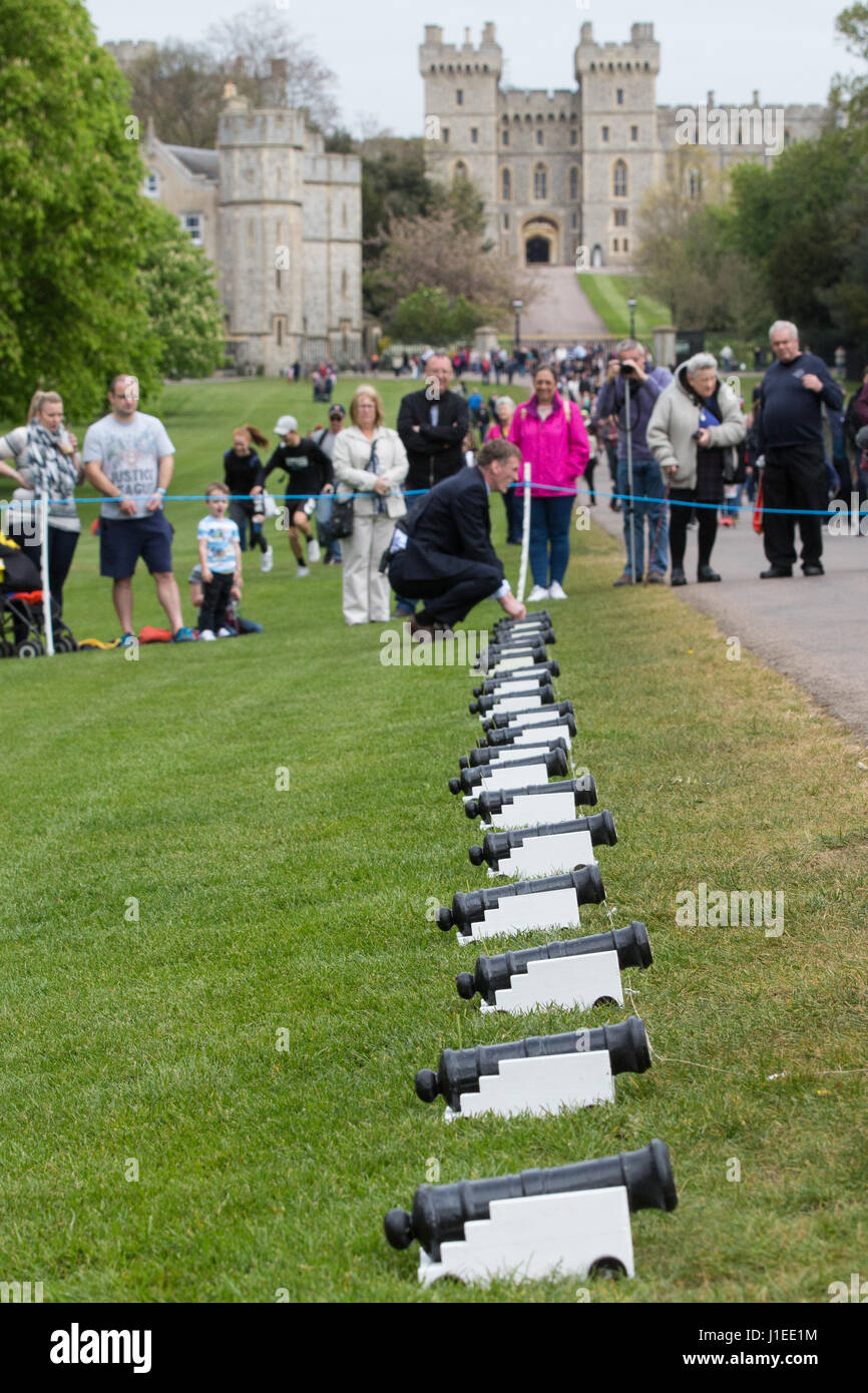 Windsor, UK. 21. April 2017. Kanone sind 91. Geburtstag der Königin für die traditionellen 21 Salutschüsse auf Long Walk in der Nähe von Windsor Castle in Windsor Great Park vorbereitet. Amtliche Geburtstag der Königin wird am 11. Juni gefeiert. Bildnachweis: Mark Kerrison/Alamy Live-Nachrichten Stockfoto