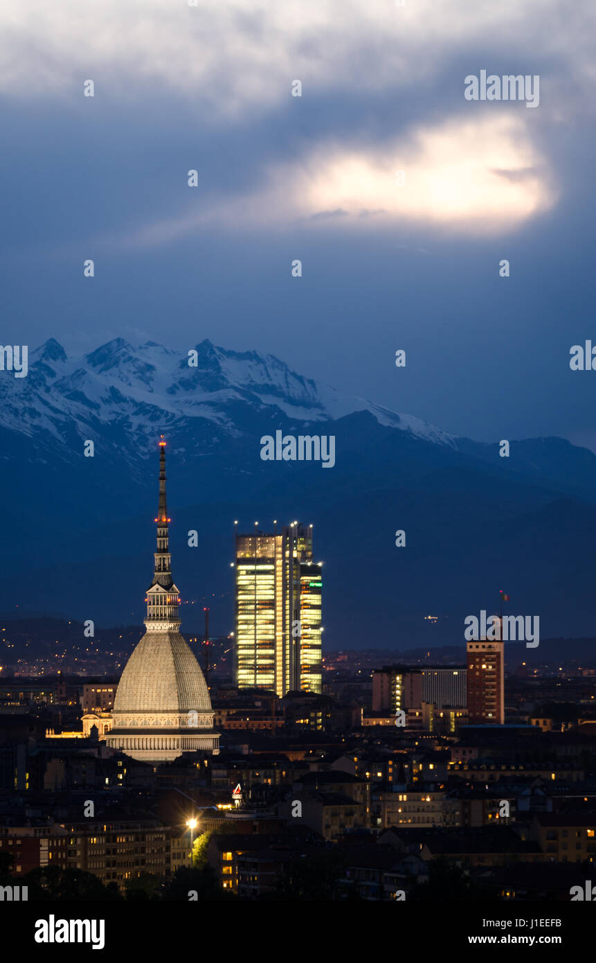 Torino, blaue Stunde Panorama mit Mole Antonelliana Stockfoto