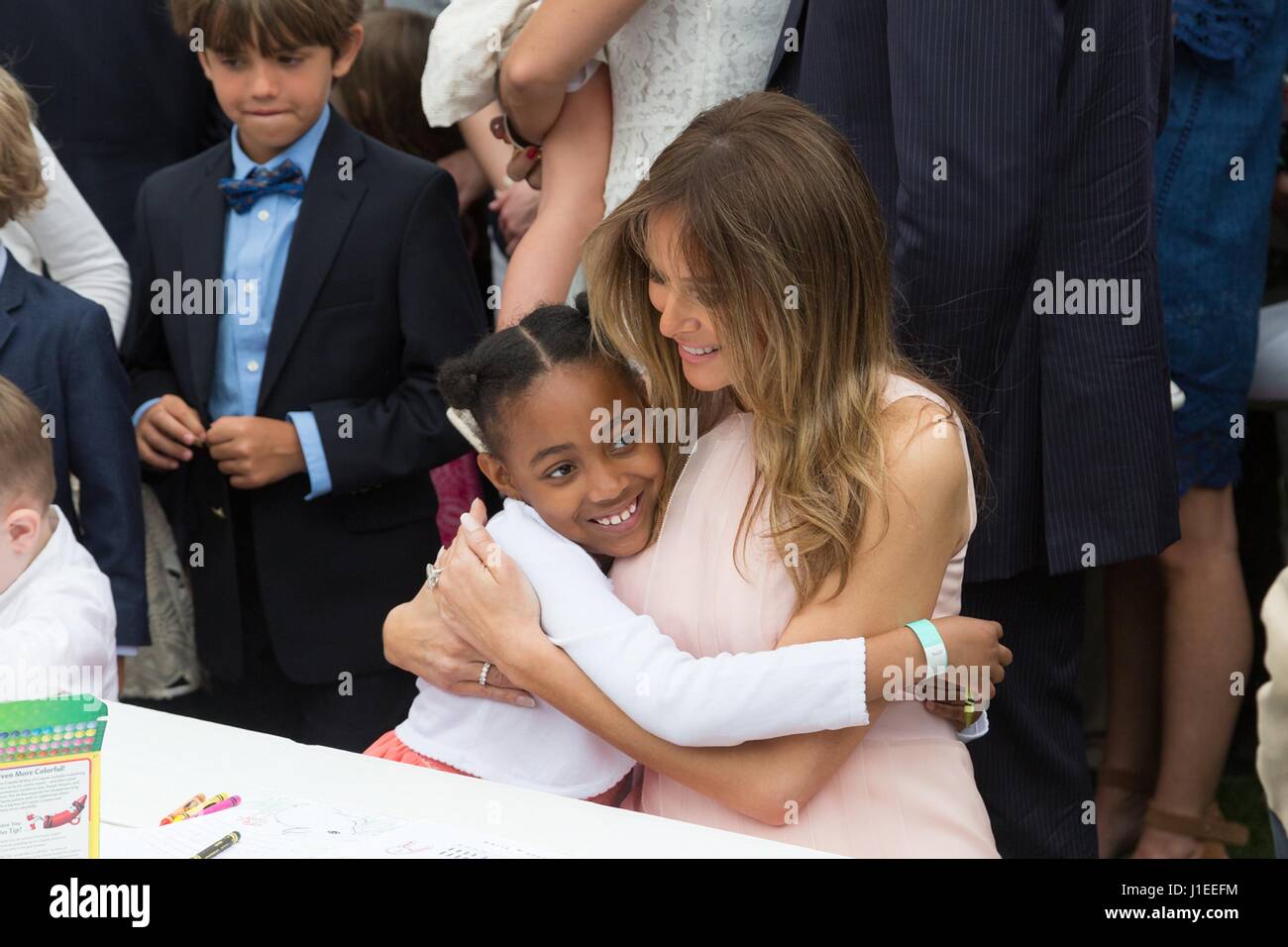 U.S. First Lady Melania Trump schmiegt sich ein junges Mädchen an der Easter Egg Roll auf dem South Lawn des weißen Hauses 17. April 2017 in Washington, D.C. Stockfoto