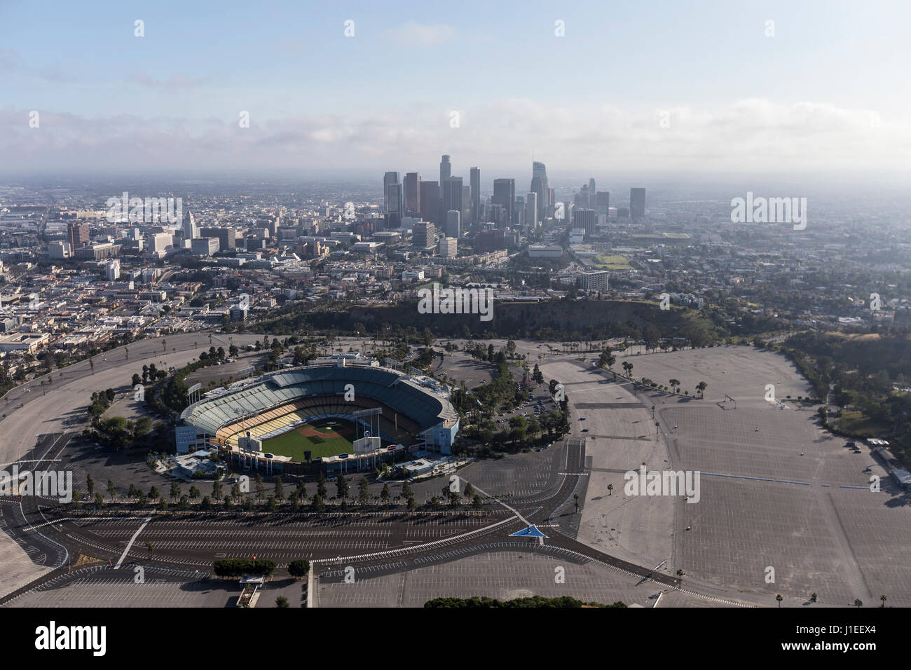 Los Angeles, Kalifornien, USA - 12. April 2017: Luftaufnahme des Dodger Stadium mit der Innenstadt von LA im Hintergrund. Stockfoto