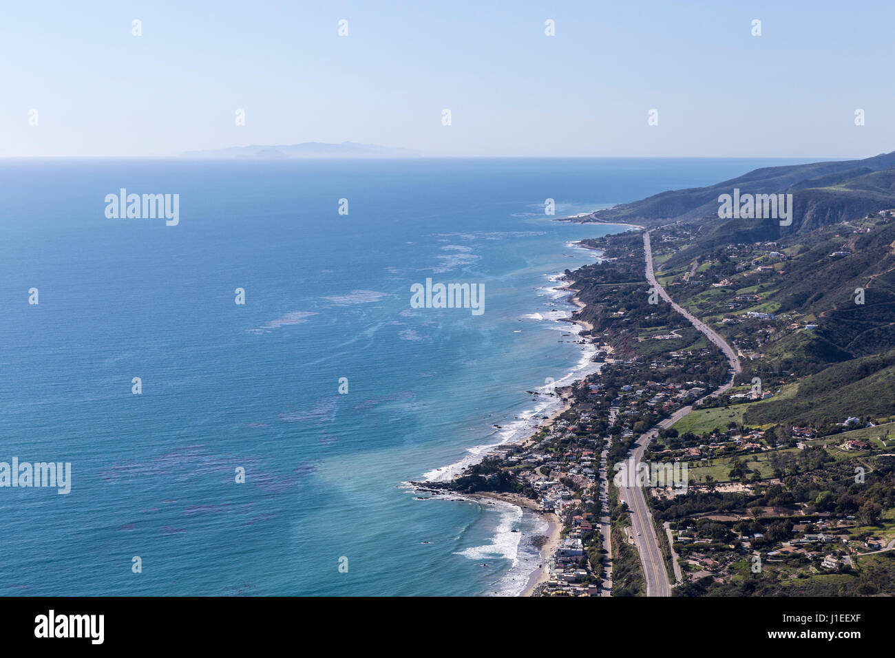 Luftaufnahme des Pacific Coast Highway und der Küste nördlich von Malibu in Los Angeles County, Kalifornien. Stockfoto