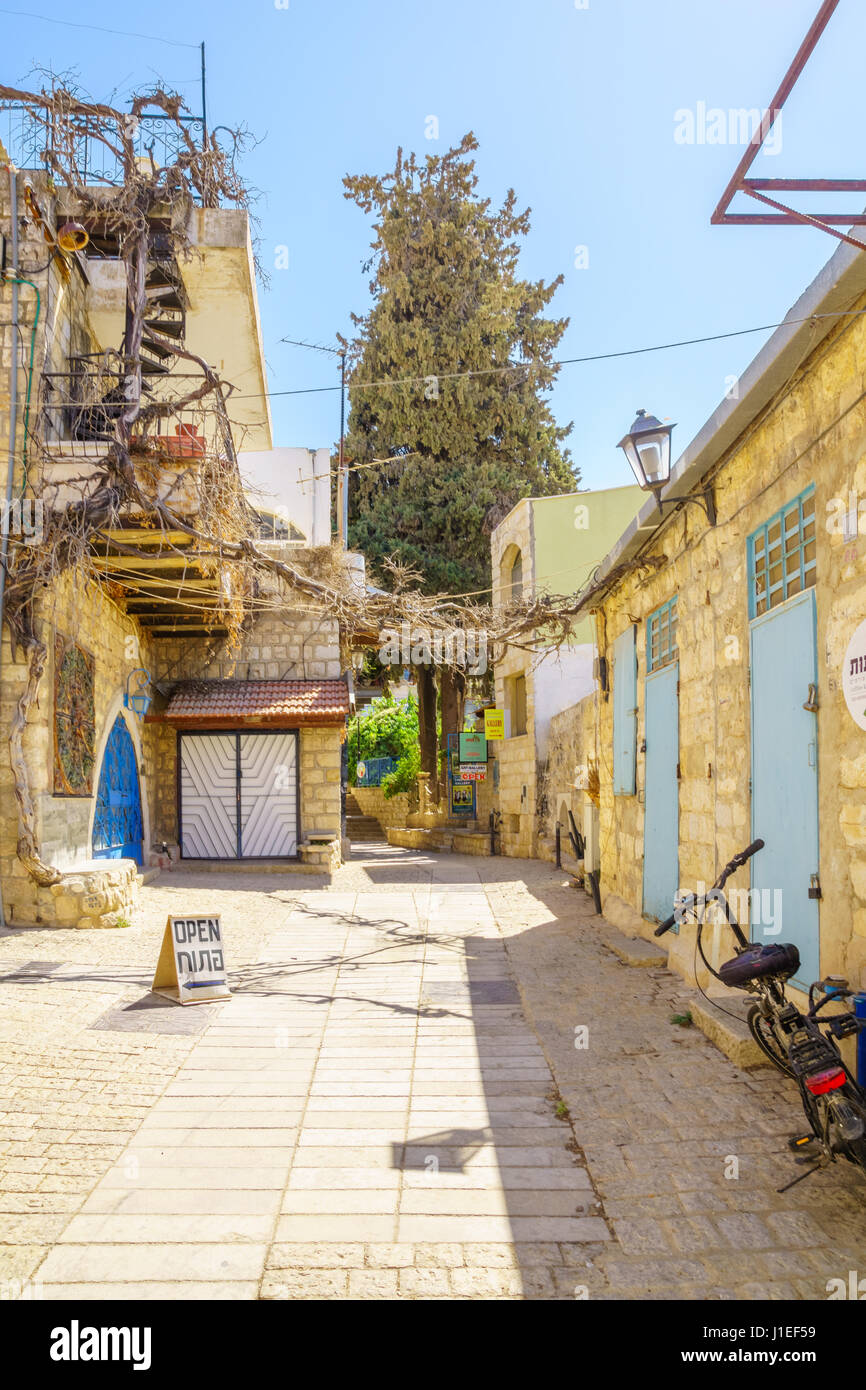 SAFED, ISRAEL - 18. September 2015: Eine Gasse in das Künstlerviertel mit lokalen Galerien und anderen Unternehmen in Safed, Israel Stockfoto