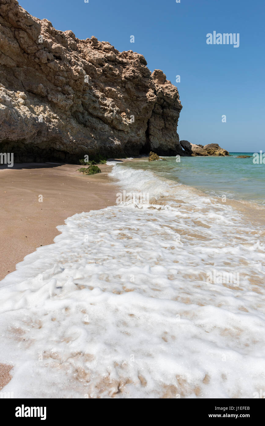 Wilder Strand an der Küste von Ras Al Jinz, Sultanat von Oman. Es ist in der Nähe von Ras Al Hadd und viele Schildkröten kommen in die Region, um zu nisten Stockfoto