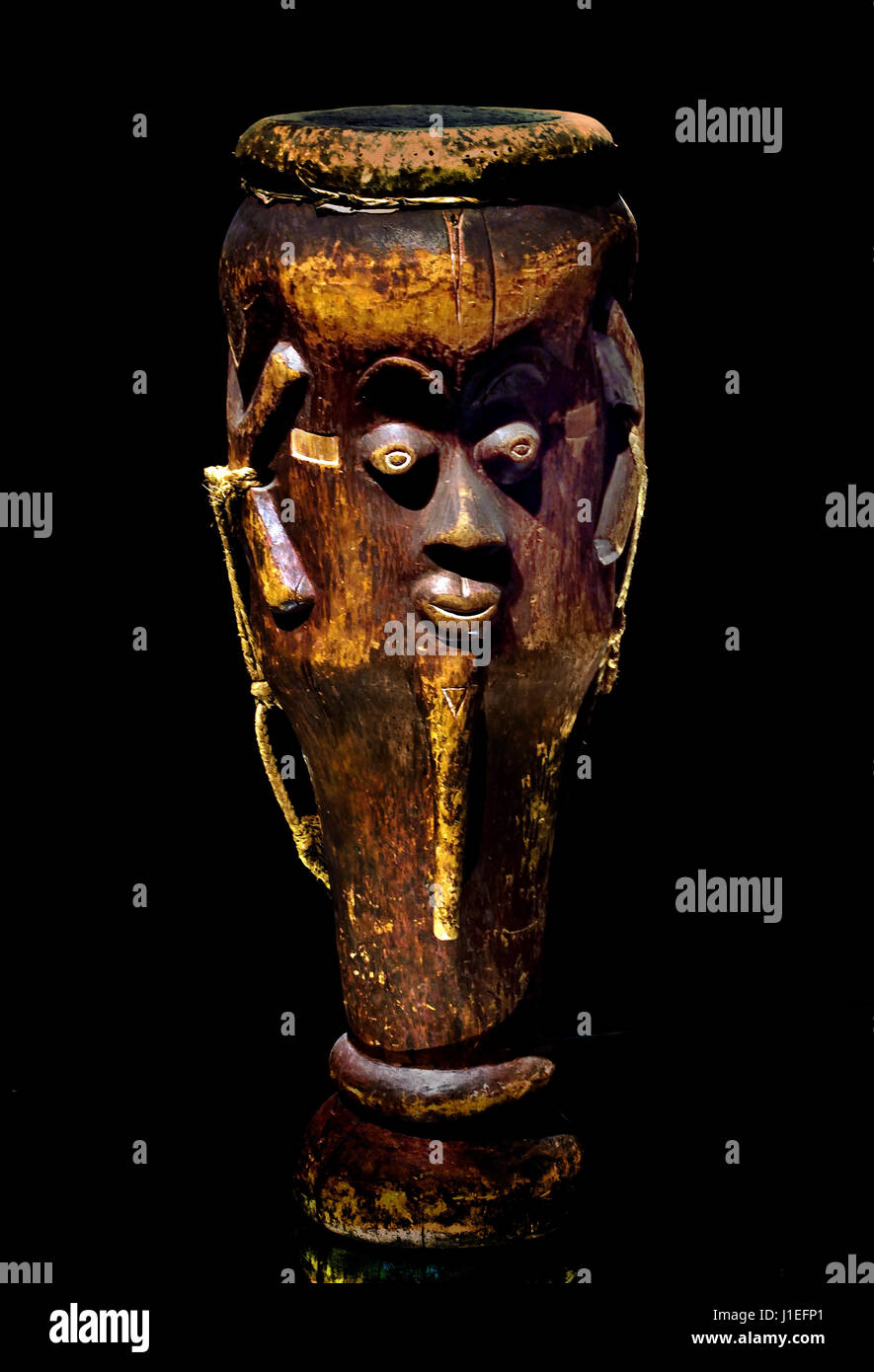 Becherglas Trommel (mit menschlichem Antlitz) 19. Jahrhundert Kongo (Demokratische Republik) (Land) Bashilange, Songye, Luba, Bena Lulua (Ethnie) Afrika. . Stockfoto
