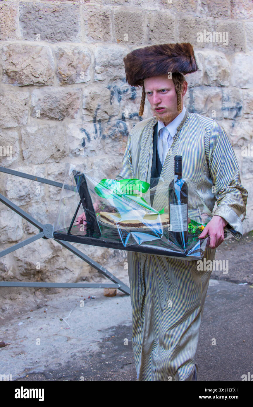 Ultra orthodoxe Mann Mishloach Manot während Purim in Mea Shearim Jerusalem zu halten Stockfoto