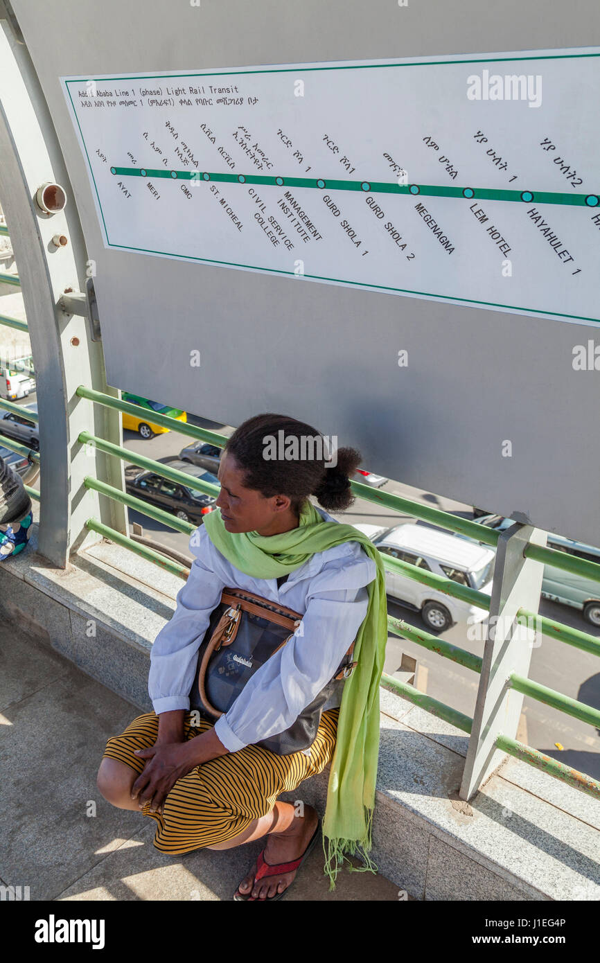 Eine Frau wartet auf dem Bahnsteig auf einen Zug auf die Addis Abeba Light Rail Transit, Meskal Quadrat, Addis Ababa, Äthiopien Stockfoto