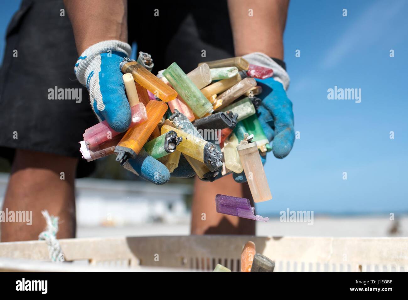 NOAA Marine Ablagerungen Programm Freiwilligen abholen Kunststoff und Meeresmüll angeschwemmt 23. April 2016 in der Midway Atoll National Wildlife Refuge. Die NOAA Marine Debris Program entfernt Tausende von Pfund von verweigern jedes Jahr von den Inseln. Stockfoto