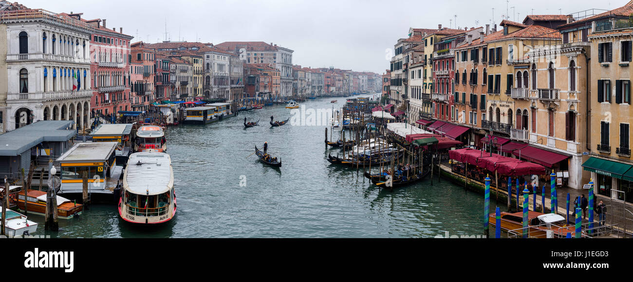 Panorama des Grand Canal mit drei Gondolieren vom Ponte di Rialto (Rialtobrücke), Venedig Italien Stockfoto