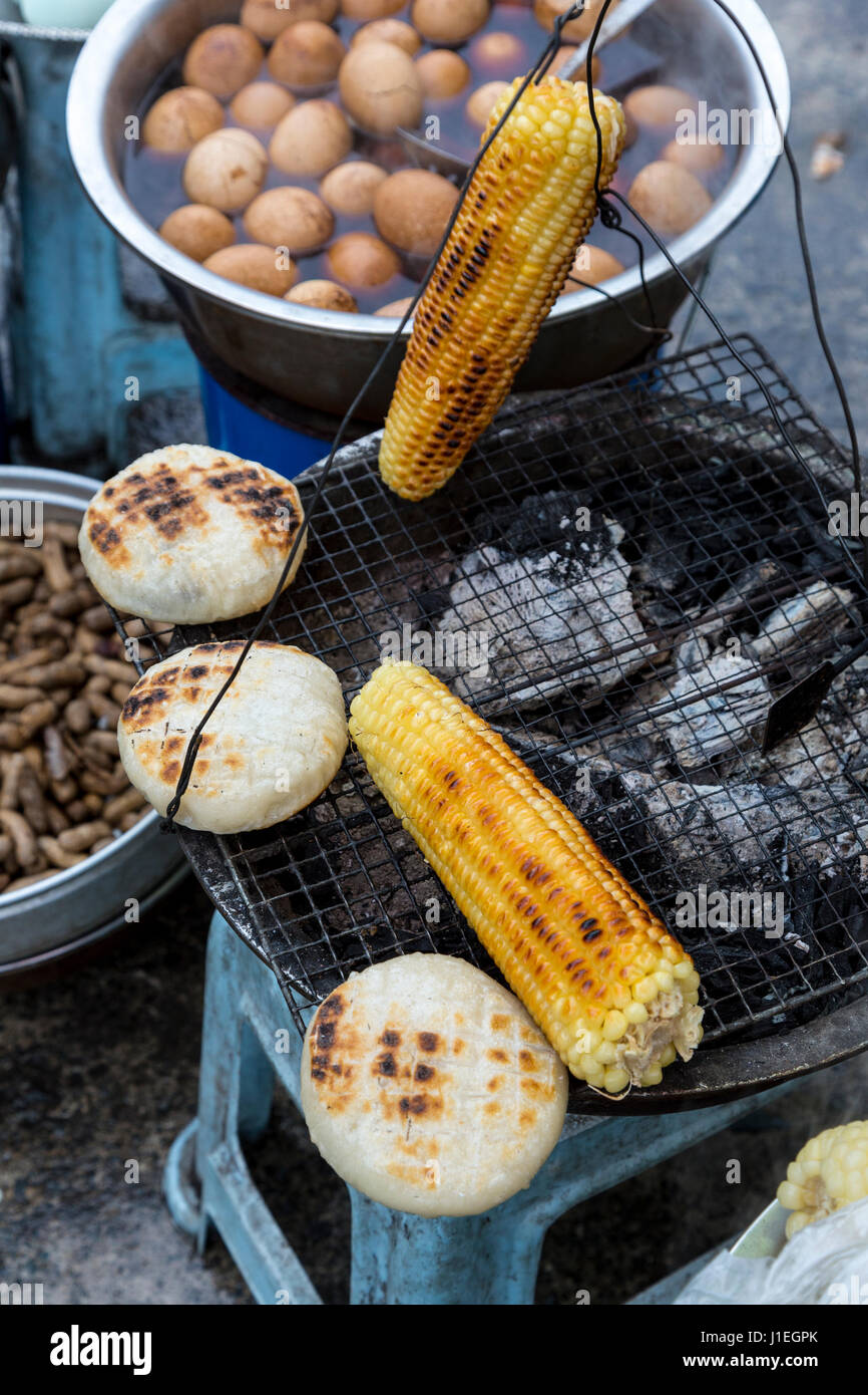 Guizhou, China.  Geröstetem Mais Maiskolben, gekochten Eiern und anderen Snacks zum Verkauf an einer Raststätte am Straßenrand. Stockfoto