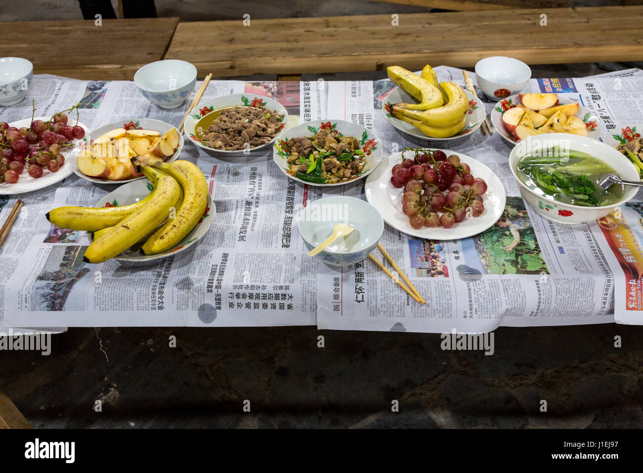 Huanggang, Guizhou, China.  Ein Dong ethnische Dorf.  Mittagessen für Touristen. Stockfoto
