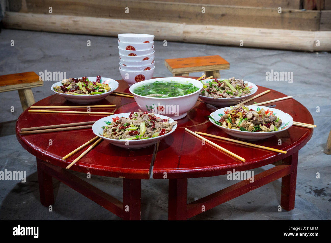 Huanggang, Guizhou, China.  Ein Dong ethnische Dorf.  Mittagessen für Touristen. Stockfoto