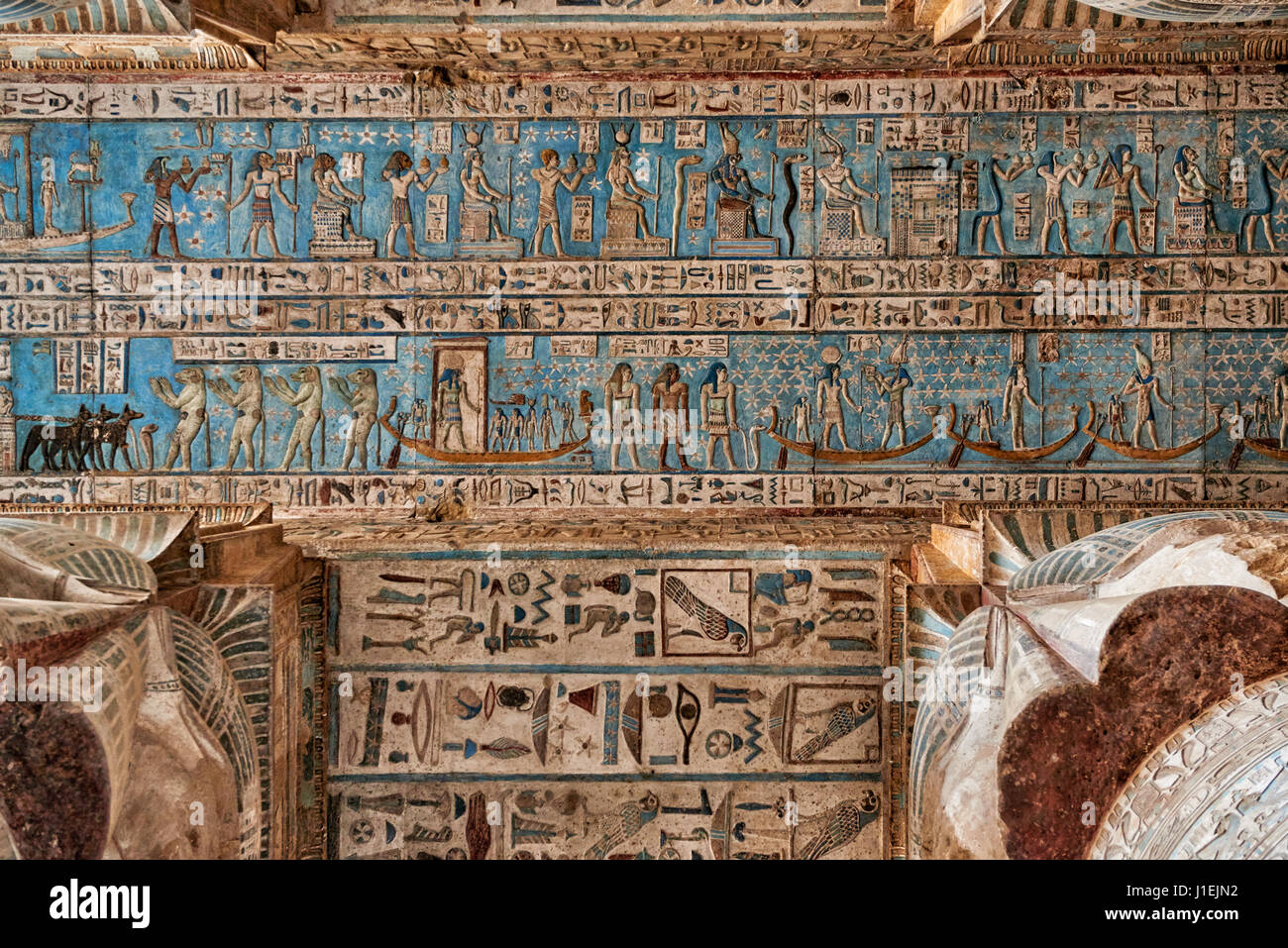 Decke mit farbigen Stein schnitzen, Hieroglyphen und Spalten des Hathor-Tempels in ptolemäischen Dendera Tempel-Komplex, Qena, Ägypten, Afrika Stockfoto