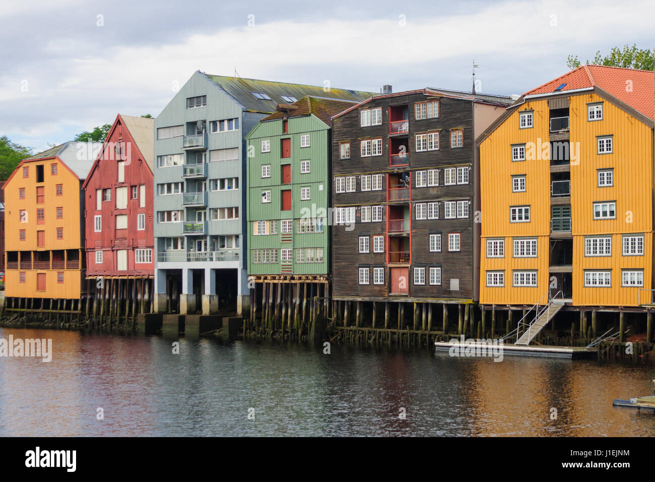 Bunten Gebäuden und Reflexion im Fluss in Trondheim, Norwegen Stockfoto