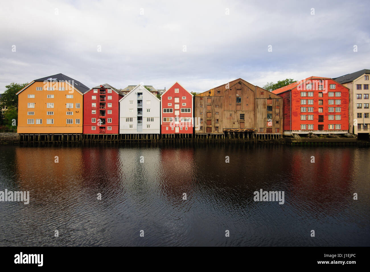 Bunten Gebäuden und Reflexion im Fluss in Trondheim, Norwegen Stockfoto