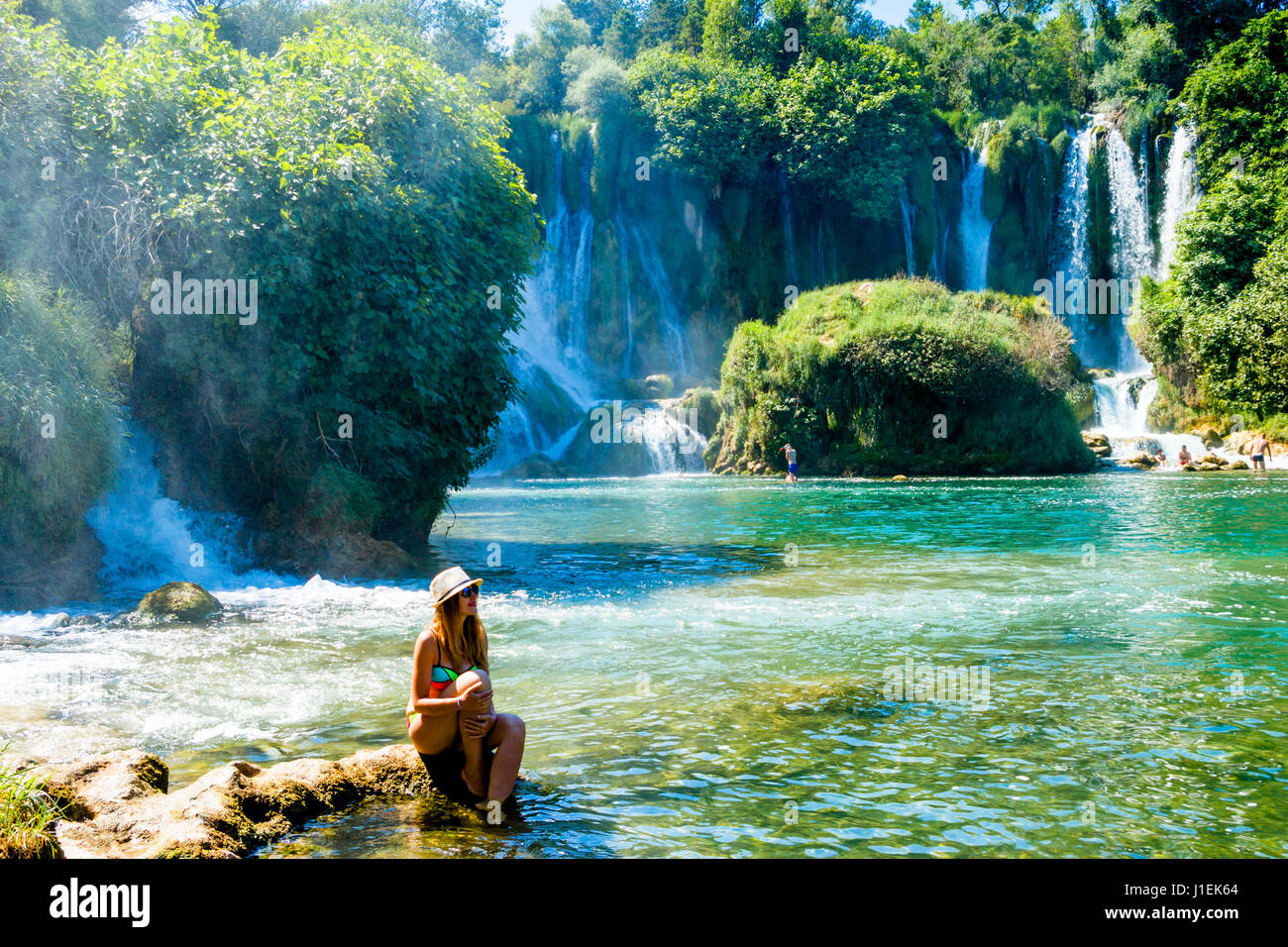 Mädchen in der Nähe von Kravice Wasserfall Bosnien Stockfoto
