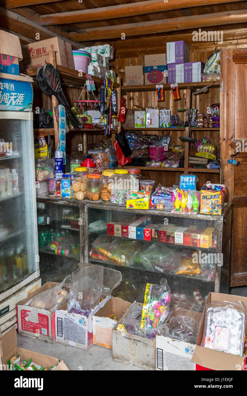 Huanggang, Guizhou, China.  Ein Dong ethnische Dorfladen mit sortierten Lieferungen und Snacks. Stockfoto