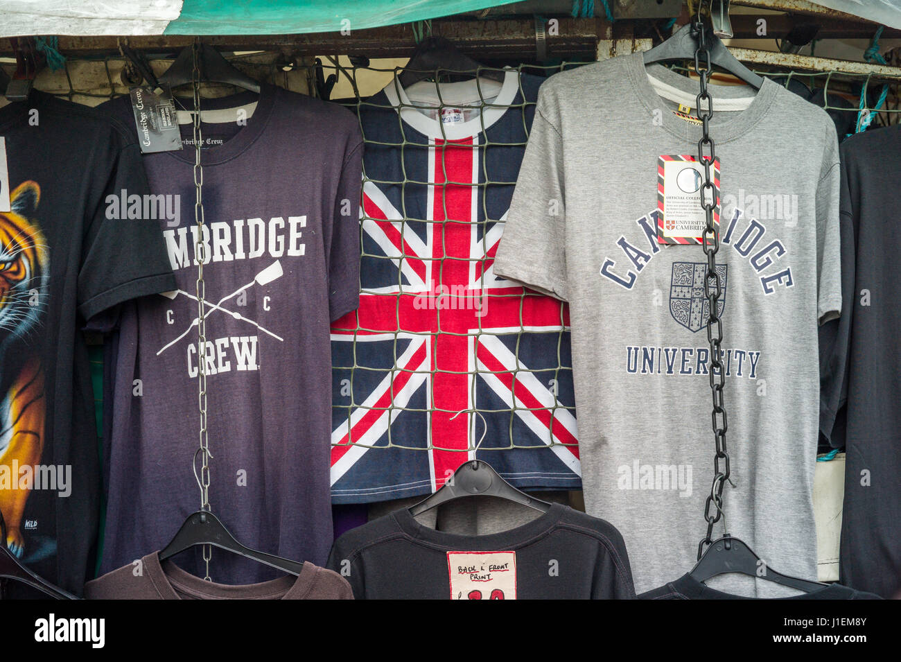 T-Shirts zum Verkauf in Cambridge Markt im historischen Zentrum von Cambridge UK Stockfoto