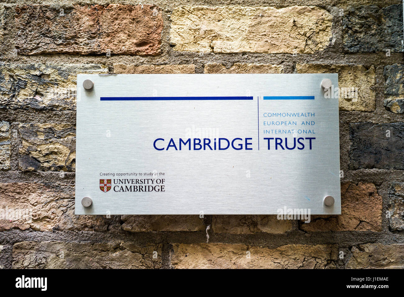 Plakette außerhalb des Büros der Cambridge Commonwealth, Europäische & Internationale Vertrauen im Zentrum von Cambridge Stockfoto