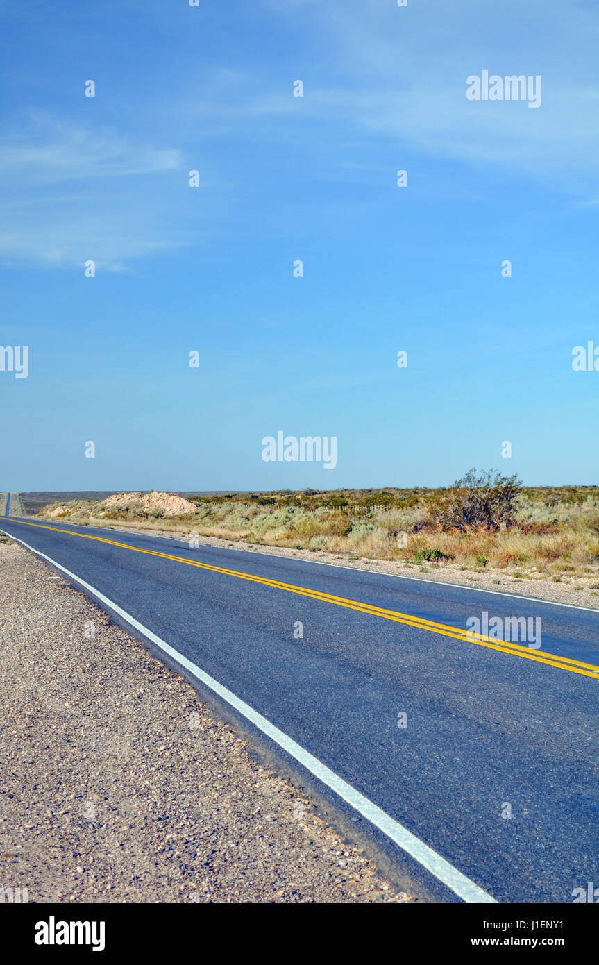 Nahaufnahme von Asphalt mit gelben Linien am La Pampa Dessert in Patagonien, Argentinien Stockfoto