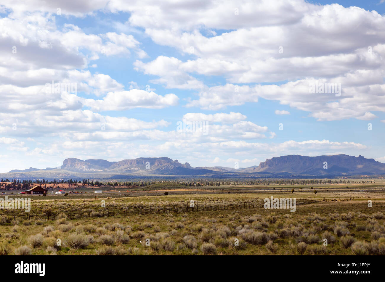 Utah-Landschaft mit Bergen und Haus. Stockfoto
