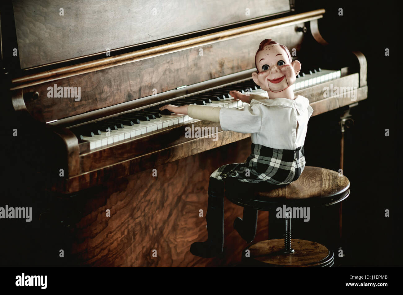 Howdy Doody Bauchredner Puppe sitzt an einem Klavier. Stockfoto
