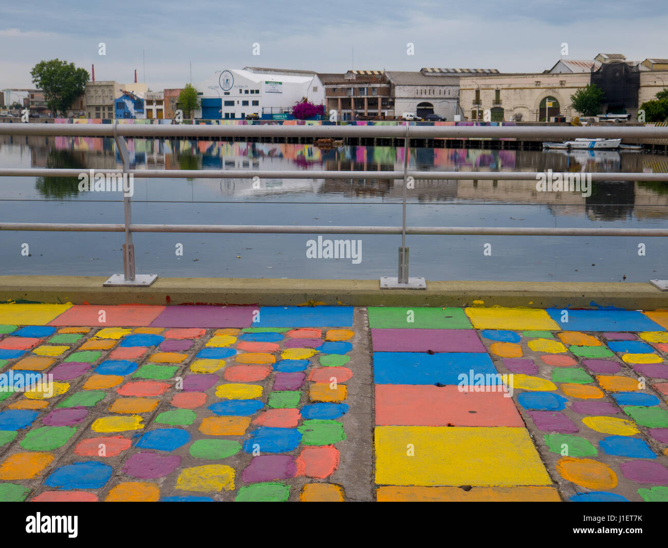 Bunte Straße im Stadtteil La Boca in Buenos Aires, Argentinien. Die Straße wurde in Erinnerung an den Künstler Benito Quinquela Martin gemalt. Stockfoto