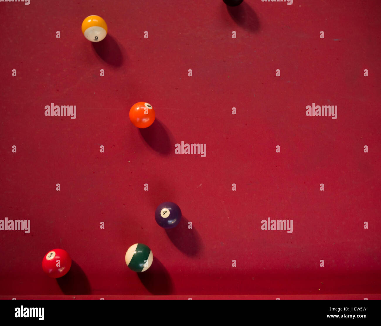Billardkugeln auf einem roten Tisch Stockfoto