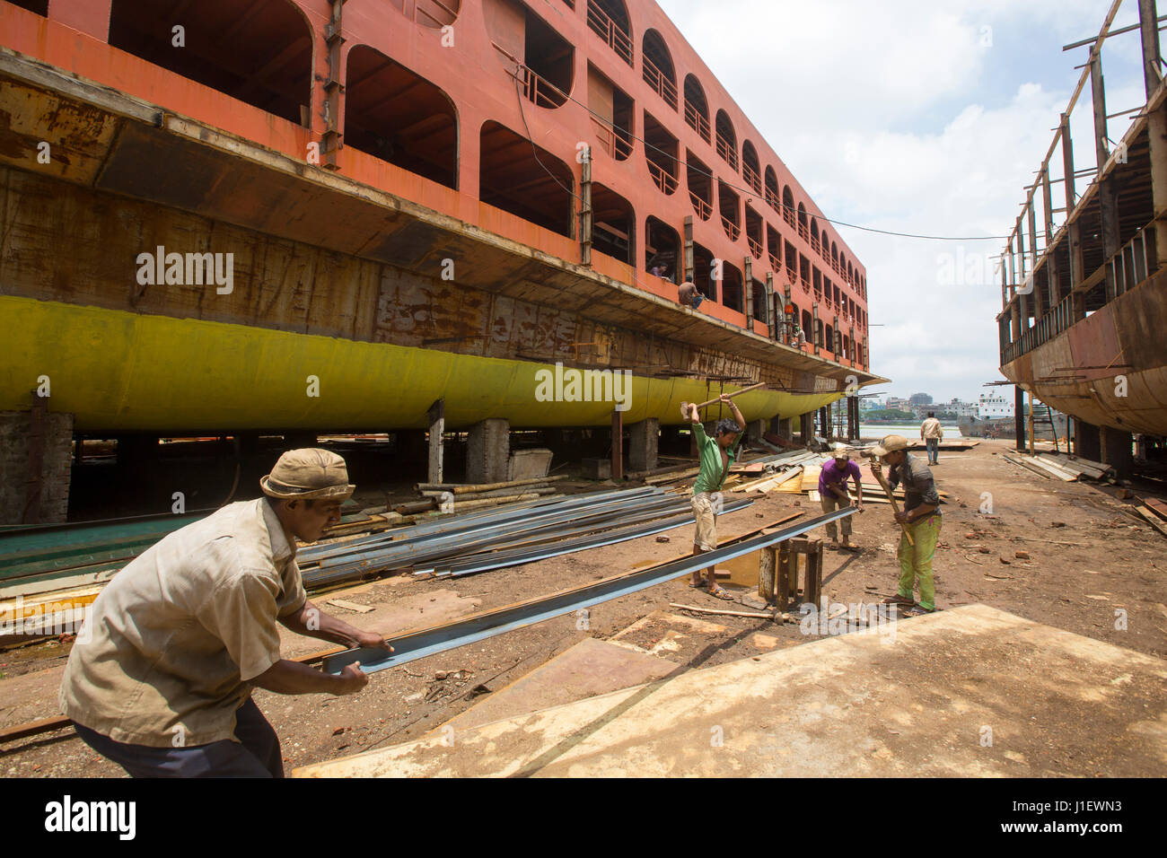 Arbeiter arbeiten auf Werft am Ufer des Sitalakhya Flusses in Keraniganj. Dhaka, Bangladesch. Stockfoto